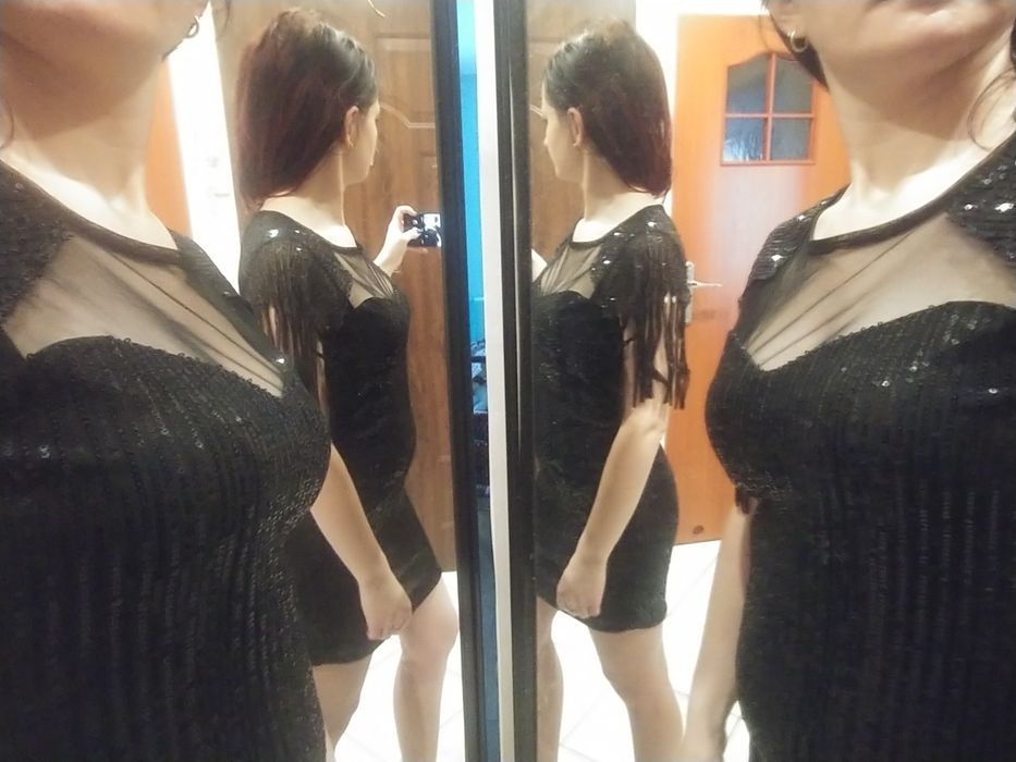 Sukienka z cekinami i frędzlami