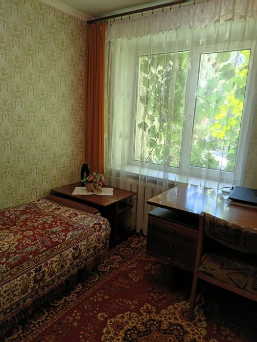 Кімната ,дівчина