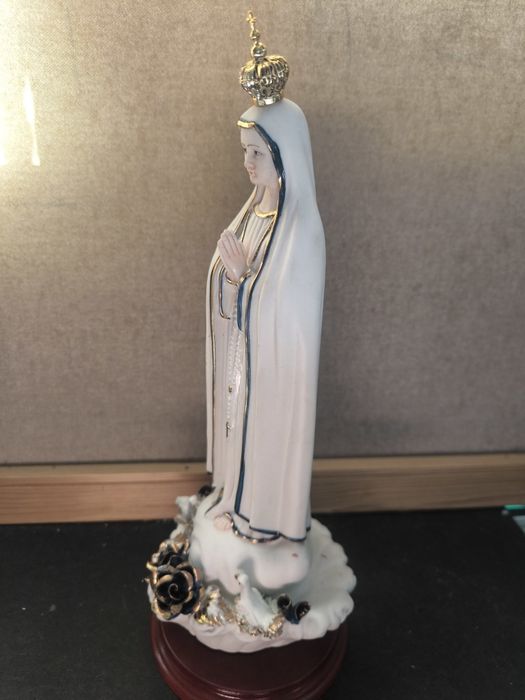Imagem de Nossa Senhora de Fátima em porcelana 
​A base representa a apa