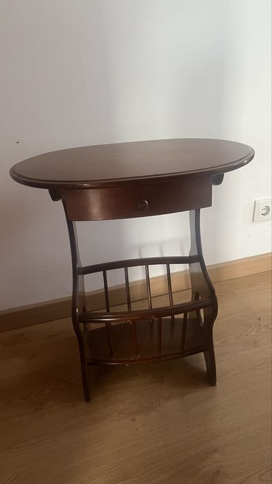 Mesa de apoio em madeira com gaveta e porta-revistas