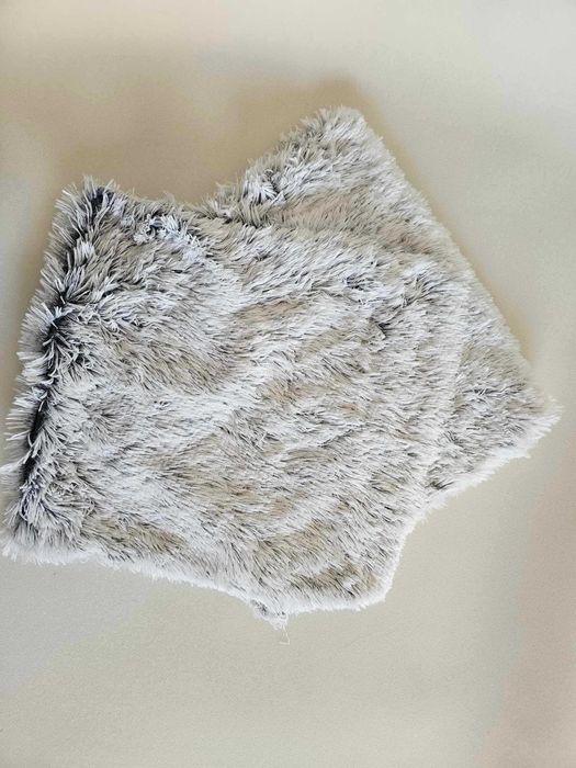 Poszewki dekoracyjne 50x50cm futrzak, włochacz szary/biały 2 sztuki