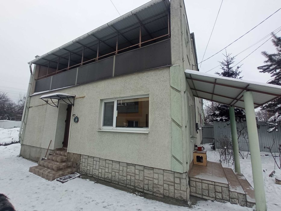Продаеться 2-х поверховий напівособняк по вул.Карпатської України