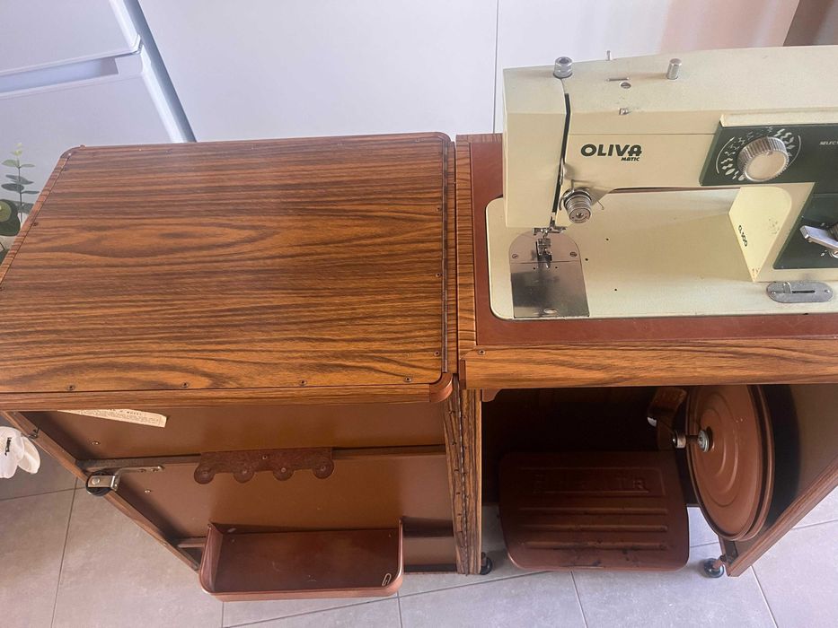 Máquina de costura antiga Oliva Matic CL500