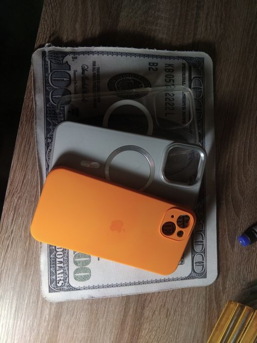 Чехли на Айфони б/у в гарному стані