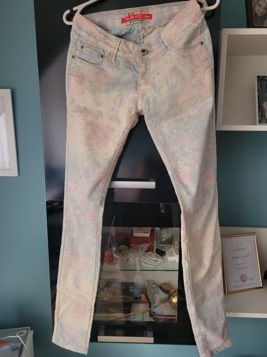 Jasne, kolorowe spodnie damskie