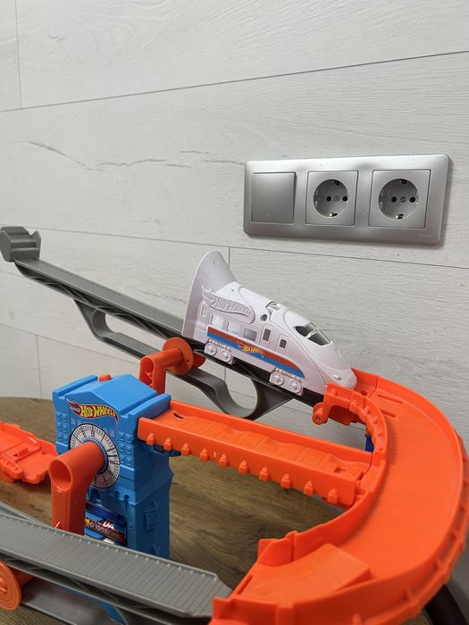Набір Hot Wheels City "Гонки на залізниці"