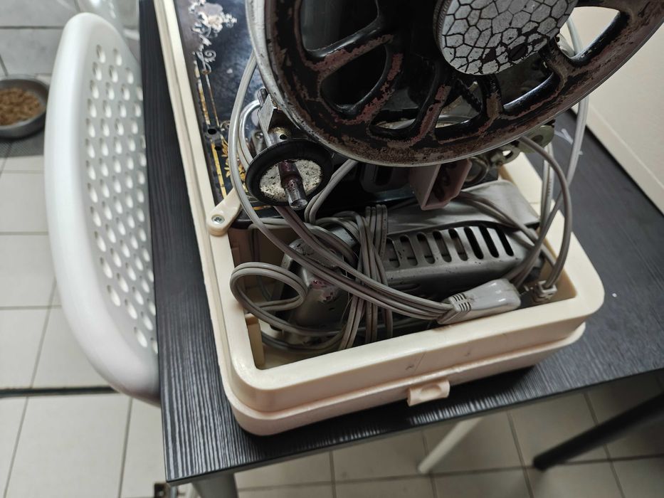 Máquina de costura antiga a funcionar