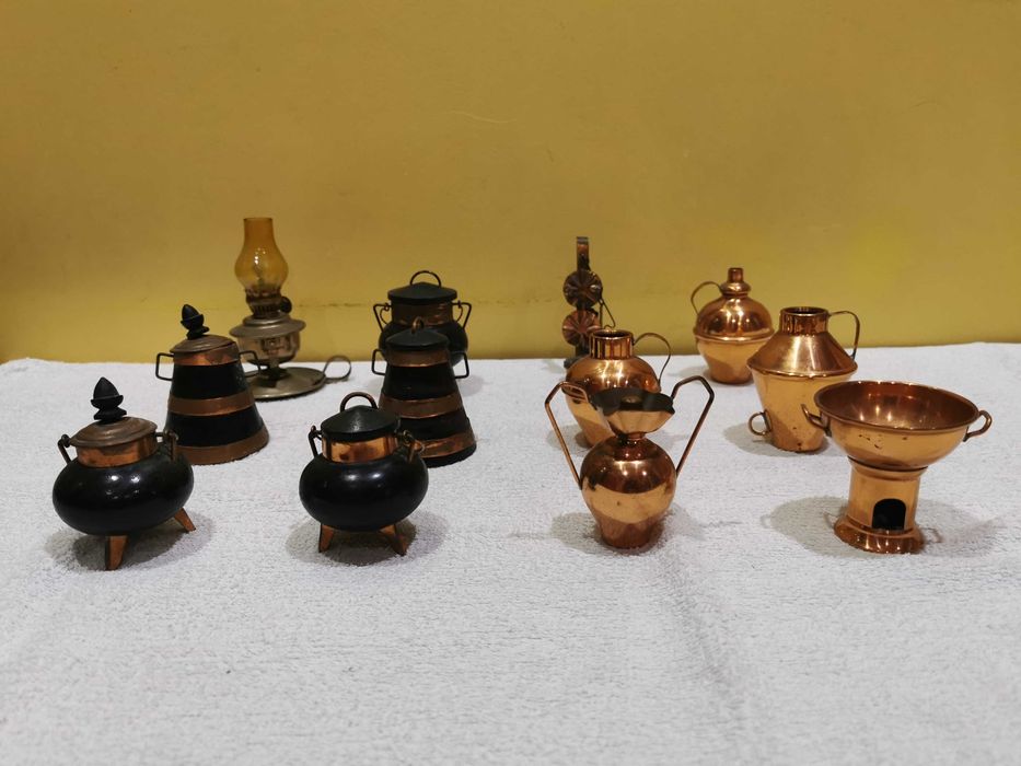 Conjunto de 12 miniaturas em metal e outros materiais