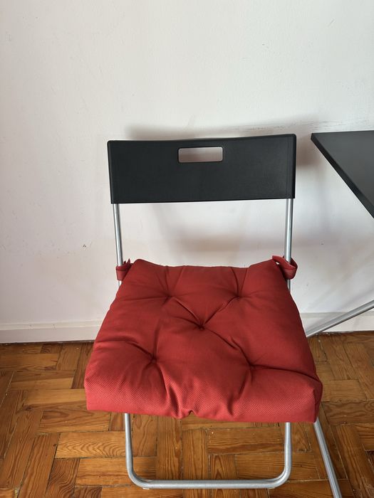 Cadeiras dobravel IKEA com almofadas vermelhas macias