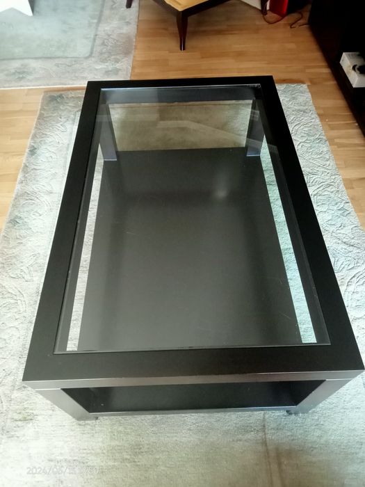 Mesa de centro em madeira com tampo em vidro