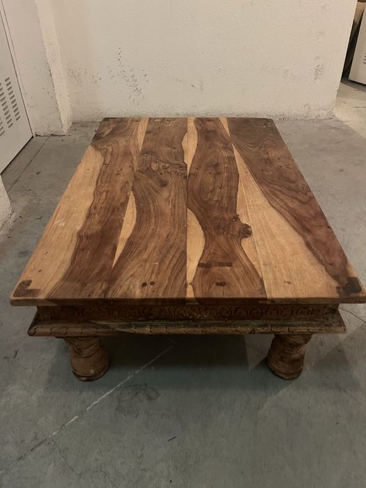 Mesa de madeira com entalhes