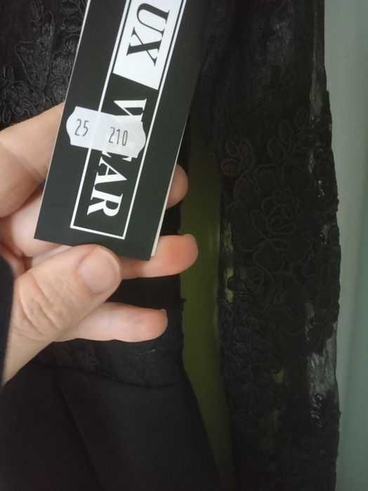Czarna elegancka sukienka z koronką 34