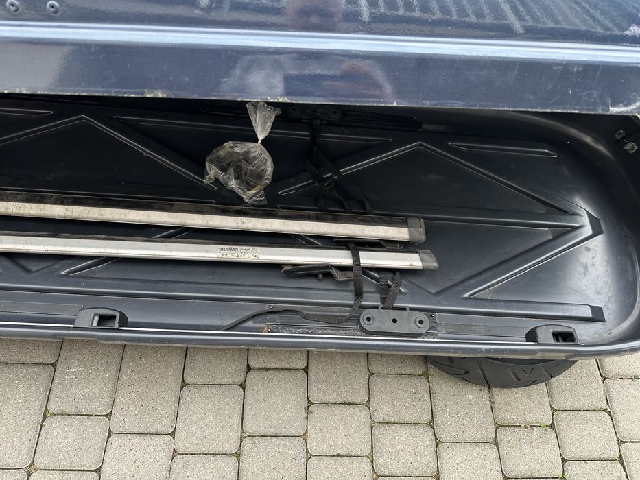 Box dachowy z belkami na relingi