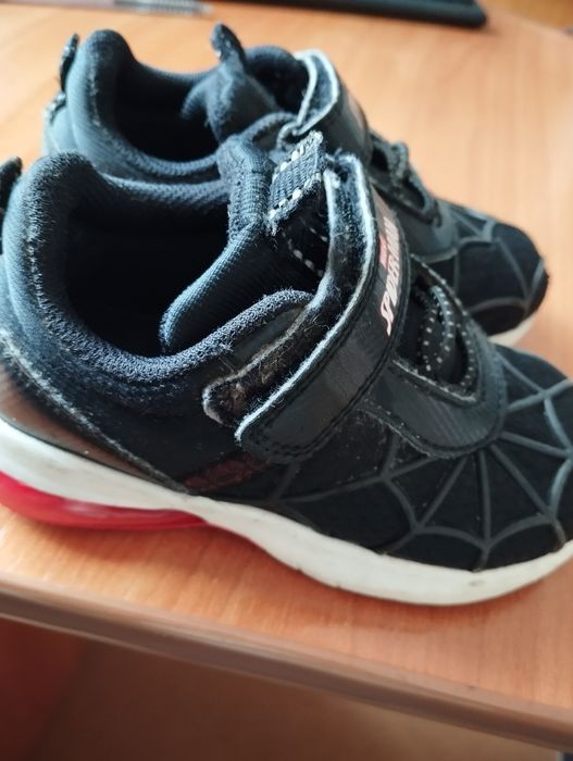 Продам дитячі  кросівки 24 розмір