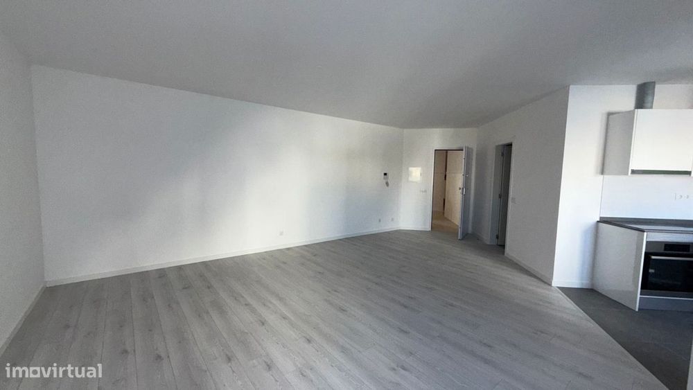 Apartamento T0 com parqueamento e vistas de mar