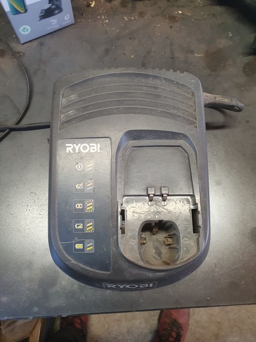 Ładowarka ryobi one+ 18v