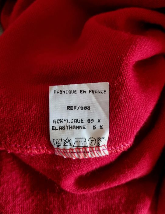 Vestido vermelho em malha, com cachecol. S/M