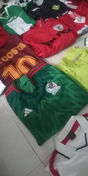 Varios  casacos e camisolas de marca