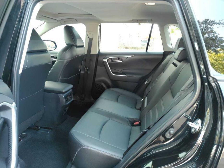 Toyota RAV4 XLE Premium      2024