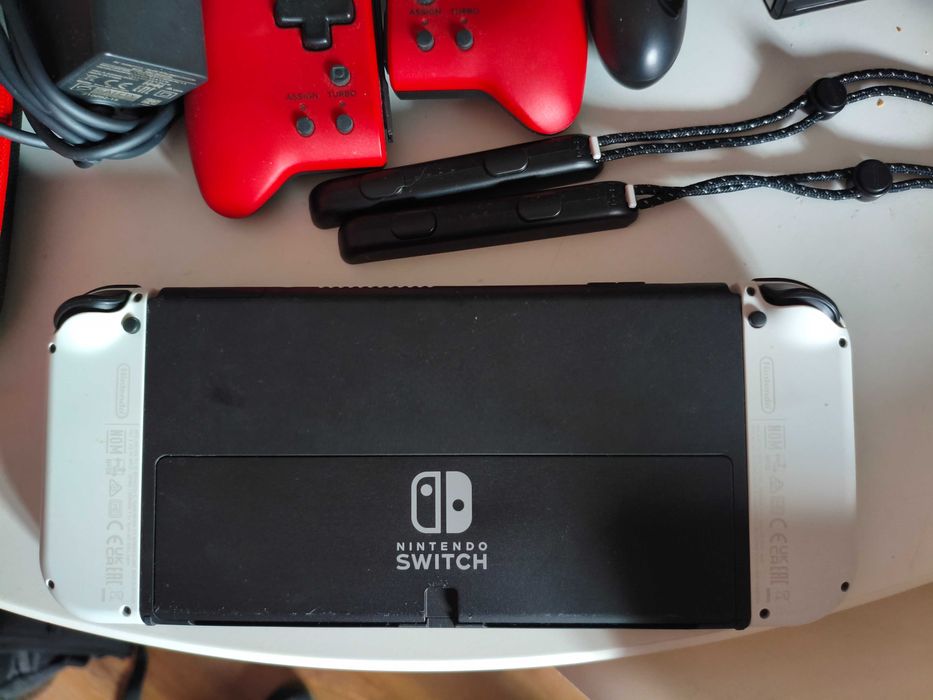 Nintendo Switch OLED - stan idealny dodatki