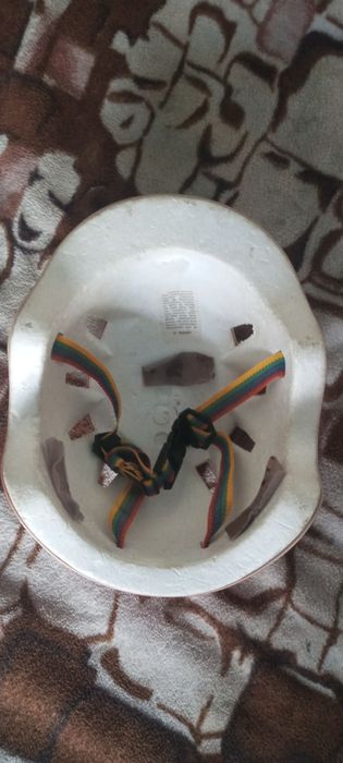 Różowy kask dziecięcy na rower