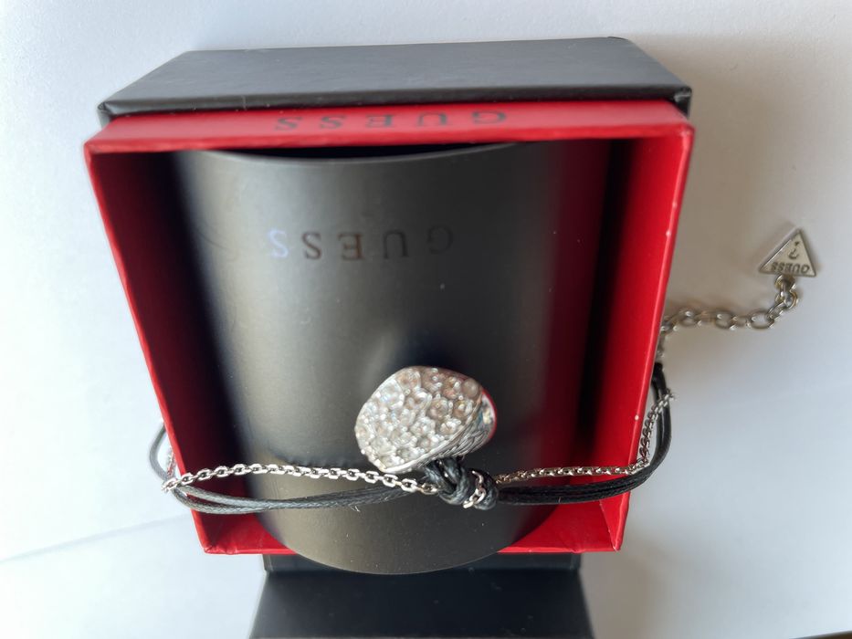 Pulseira Guess com coracao com brilhantes