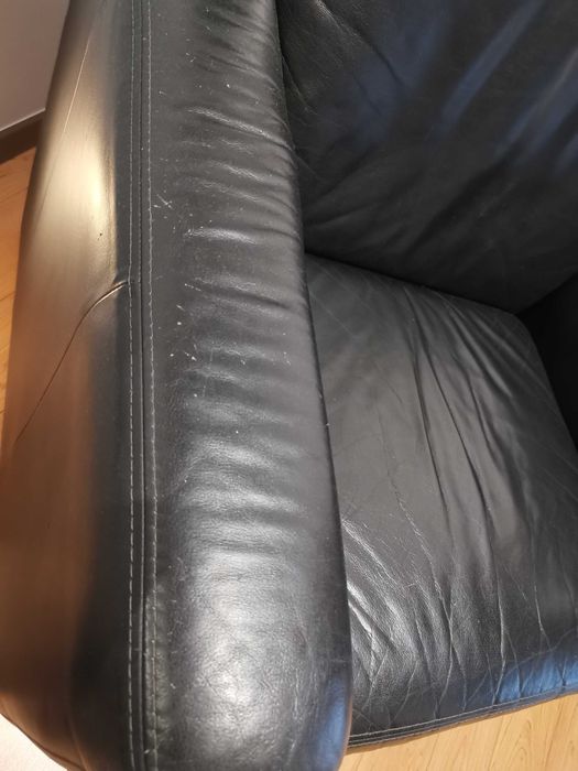 Conjunto de sofás individuais em pele
