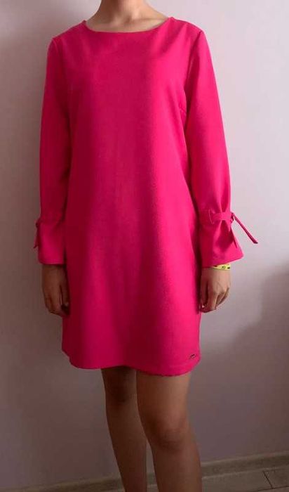 Sukienka w kolorze fuksji z wiązanymi rękawami