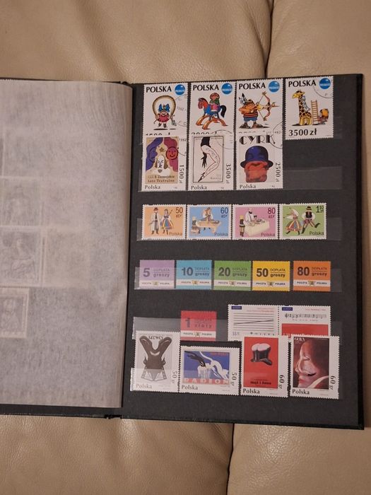 Klaser ze znaczkami w bardzo dobrym stanie