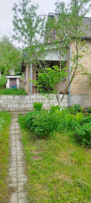 Пів будинку в мальовничому селі