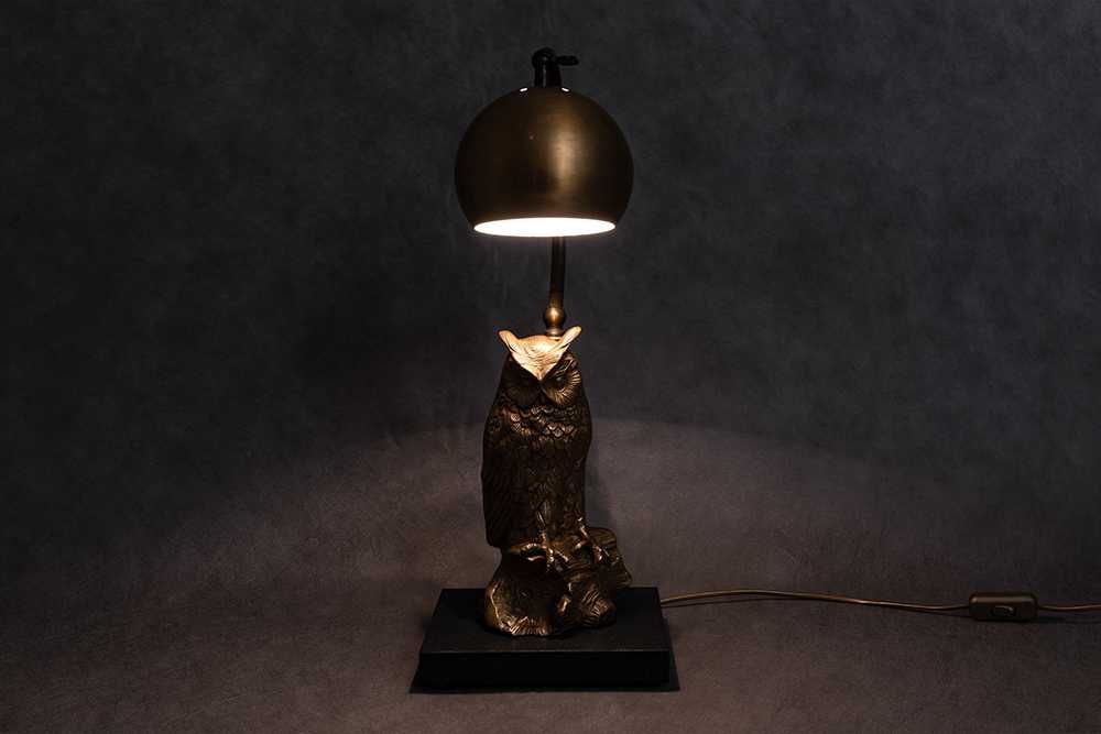 Mosiężna lampa stołowa z figurą sowy, z ok lat 30. XX w.