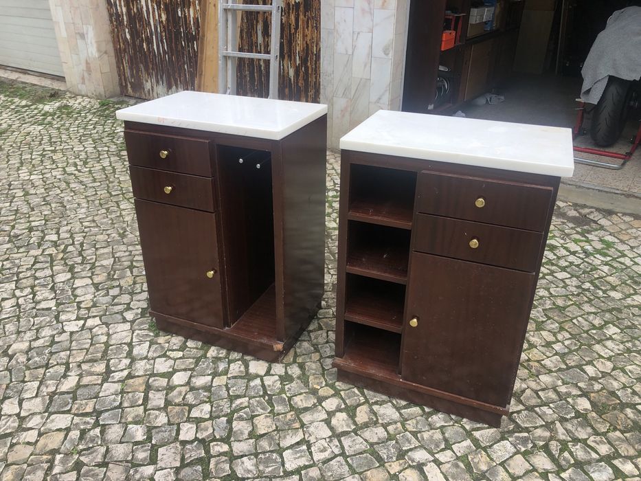 Dois moveis de madeira com tampo em marmore