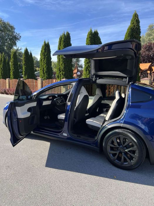 Tesla Model X 2022 року