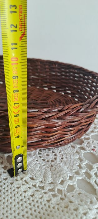 cesta oval de vime castanho escuro.