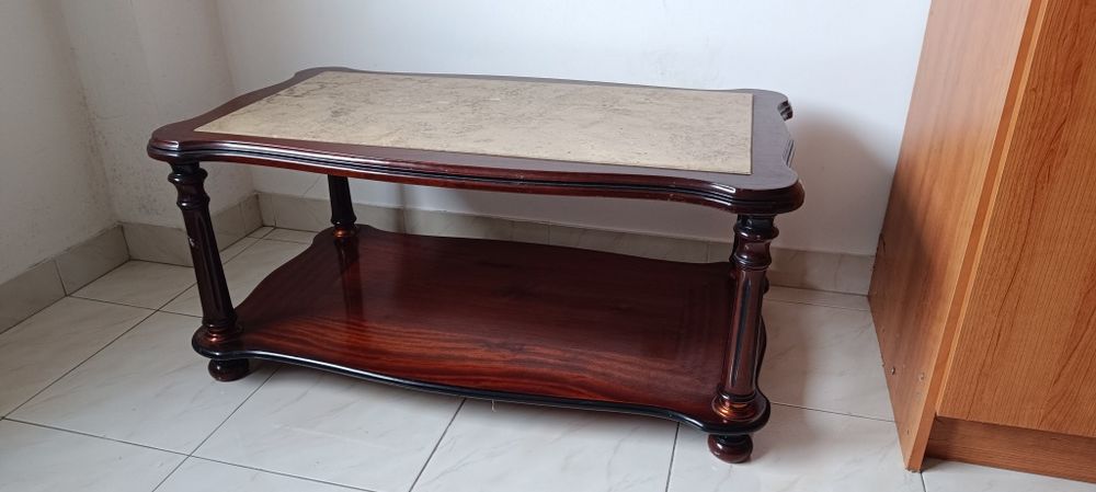 Mesa de centro em madeira e pedra