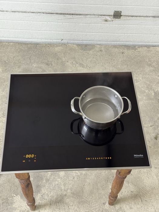 Miele KM 7667 FR — преміальна індукційна поверхня з алюмінієвою рамкою.