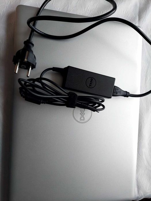 Laptop Dell Inspirion 15 srebrny.