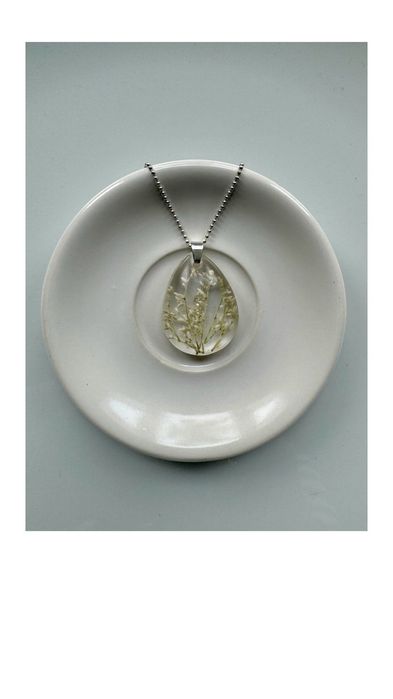 Zawieszka „brindille fleur blanche” biżuteria handmade żywica srebro