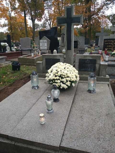 Sprzątanie nagrobków