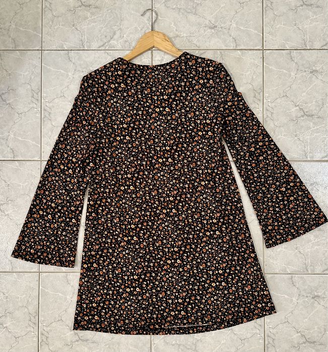 Vestido com flores castanhas