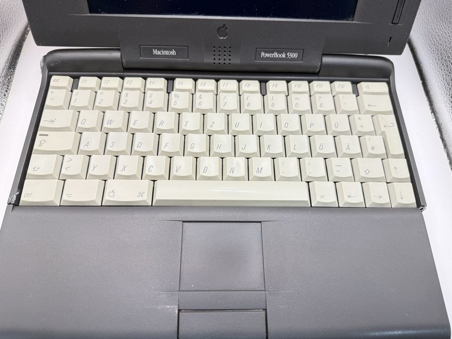 Apple Macintosh PowerBook 5300 retro laptop