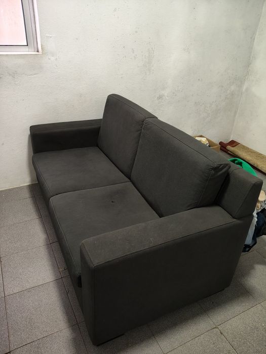 Sofá preto 2 lugares