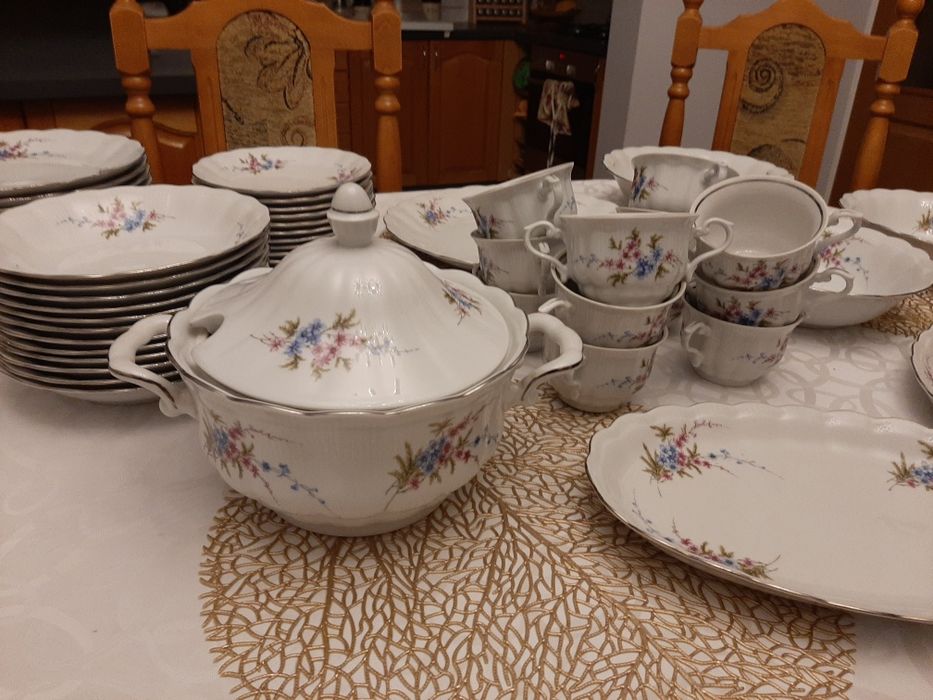 Serwis obiadowy 12 osób porcelana Wałbrzych 55 elementów