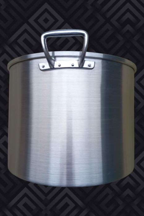 Panela nova grande em alumínio