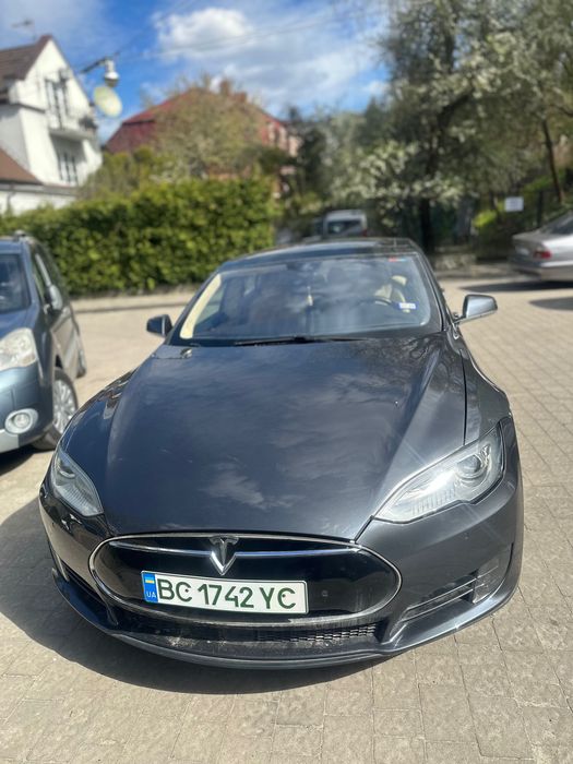 Автомобіль Tesla model S