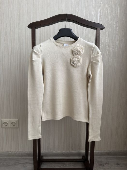 Лонгслів в рубчик із аплікацією квітів від Zara