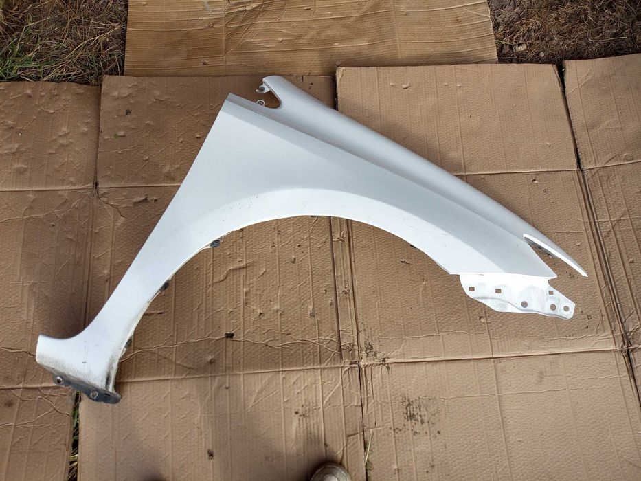 toyota AURIS II 13-18 błotnik prawy przód kolor 040 biały