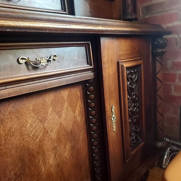 Kredens   ładny zdobiony.