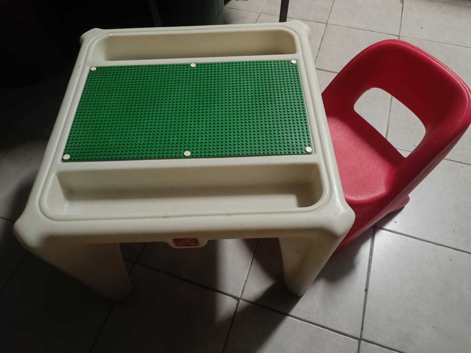 Mesa LEGO c/ banco + balde de peças LEGO