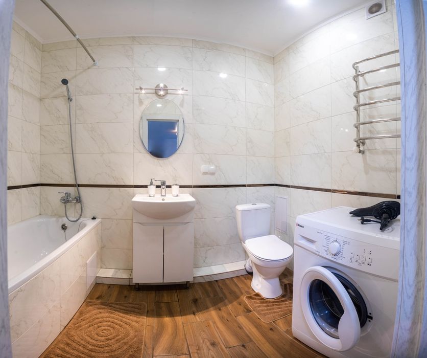 Погодинно,подобово нову квартиру в центрі міста біля парку.